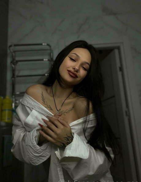 Alasti lekkinud OnlyFans-i pilt Meezee