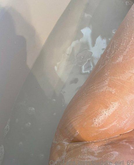 Naken läckt OnlyFans-bild av Naughtybabygirl2