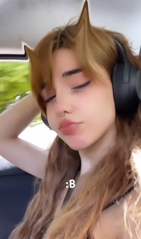 Nahá fotka uniklých OnlyFans od Arielle Maxine