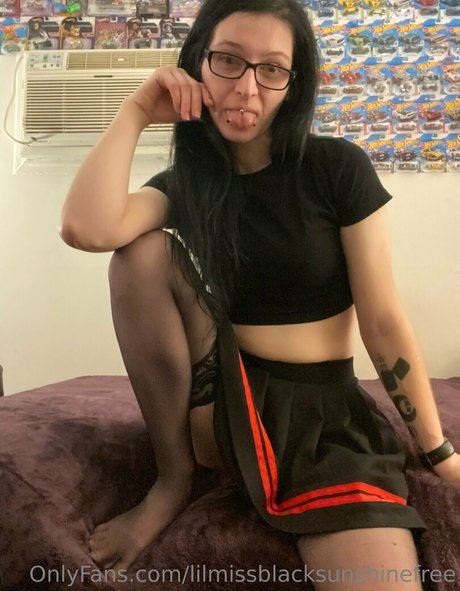 Naken läckt OnlyFans-bild av Lilmissblacksunshinefree