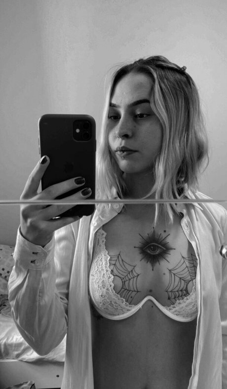 Naken läckt OnlyFans-bild av Aishatuchinscky