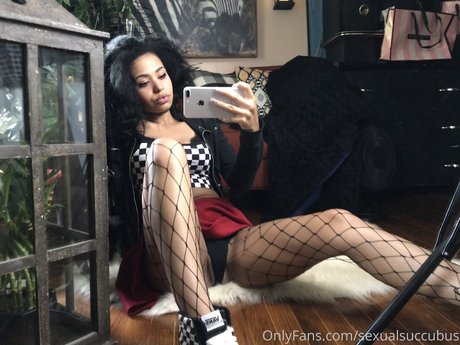 Nøgent lækket OnlyFans-billede af E Gamer Girlfriend