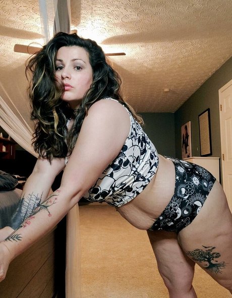 Naken lekkede OnlyFans-bilde av Miss Varea
