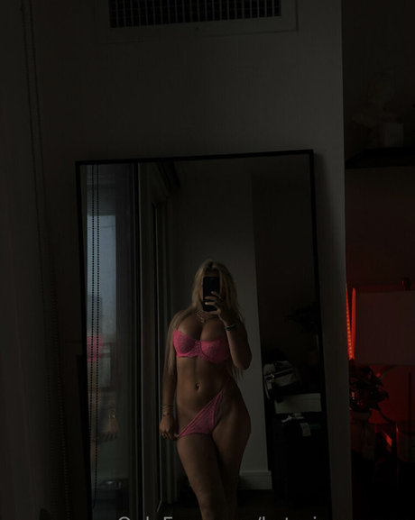 Alaston vuotanut OnlyFans-kuva Katerina Carney