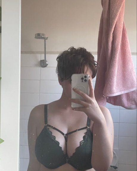 Alaston vuotanut OnlyFans-kuva Bitterbritt