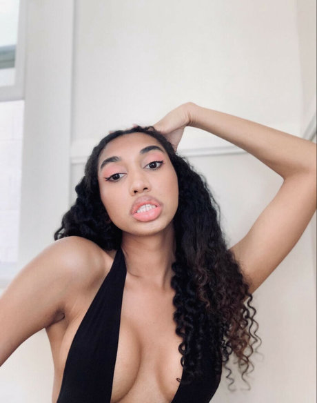 Nahá fotka uniklých OnlyFans od Alyssa Cova