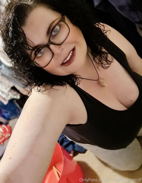 Naken läckt OnlyFans-bild av Maturebustymom