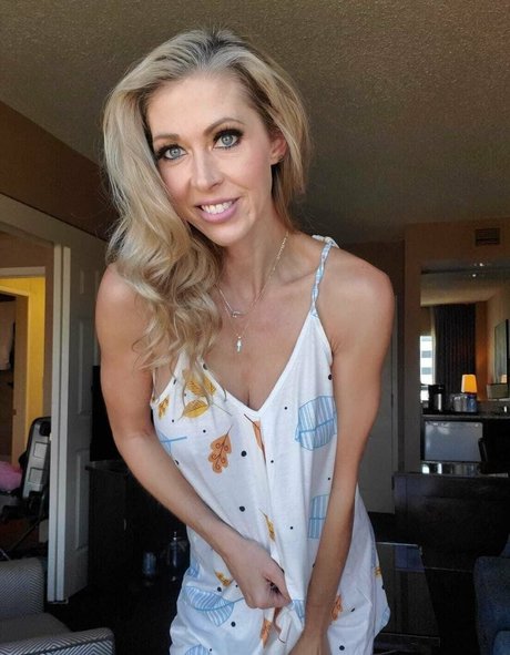 Hollyhotwifevip