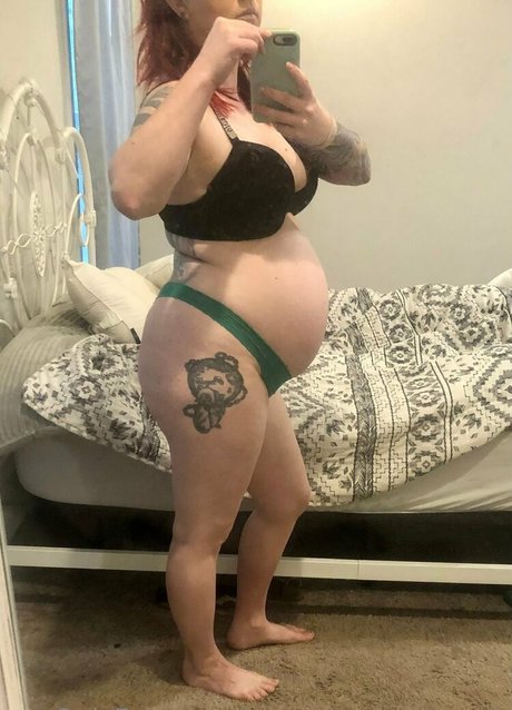 Nahá fotka uniklých OnlyFans od Preggosauruspeach