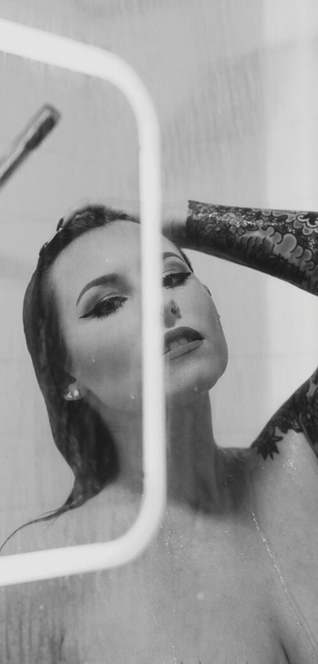 Alaston vuotanut OnlyFans-kuva Simplyuncovered