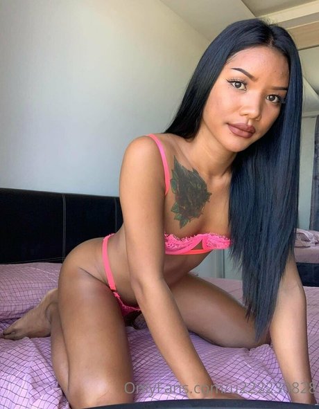 Naken lekkede OnlyFans-bilde av Candyasia
