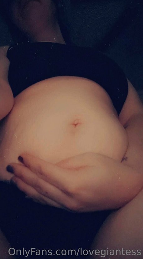 Naken lekkede OnlyFans-bilde av Lovegiantess