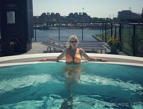 Обнаженная фотография утечки OnlyFans от Olivia Anne 1990