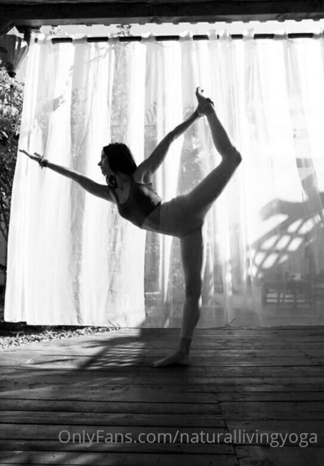 Naken läckt OnlyFans-bild av Naturallivingyoga