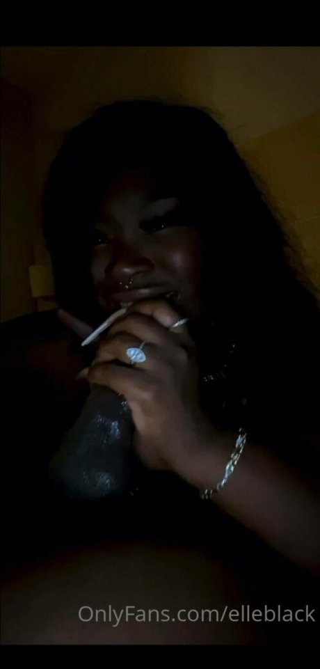 Naken lekkede OnlyFans-bilde av Elleblack