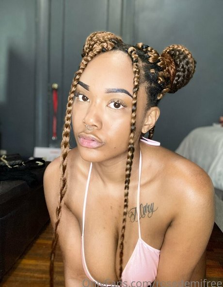 Photo nue de fuite OnlyFans de Rosedemifree