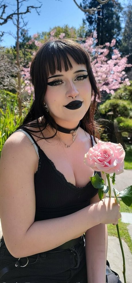Naakte gelekte OnlyFans-foto van Rue Hernandez