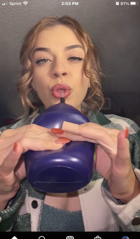 Naakte gelekte OnlyFans-foto van Koala Puffs