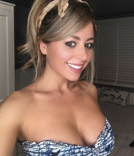 Foto di nudo di fuga di OnlyFans di Carly Baker