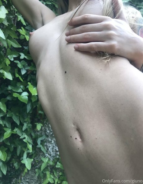 Alasti lekkinud OnlyFans-i pilt Giuno