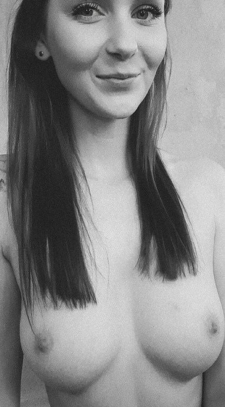 Naken läckt OnlyFans-bild av Littlebee