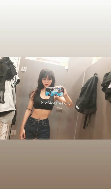 Naken lekkede OnlyFans-bilde av Kuro Emma