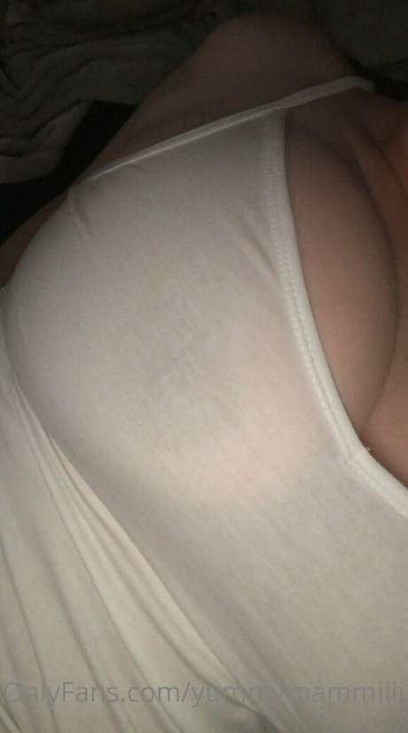 Обнаженная фотография утечки OnlyFans от Yummymammiii