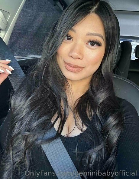 Naken lekkede OnlyFans-bilde av Geminibabyofficial