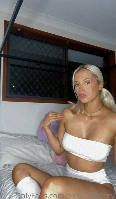 Nahá fotka uniklých OnlyFans od Easybabyamy
