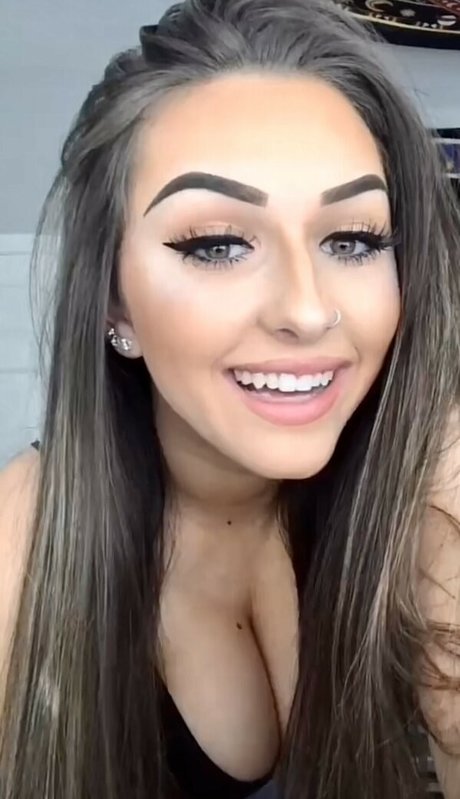 Naken lekkede OnlyFans-bilde av Emmarach