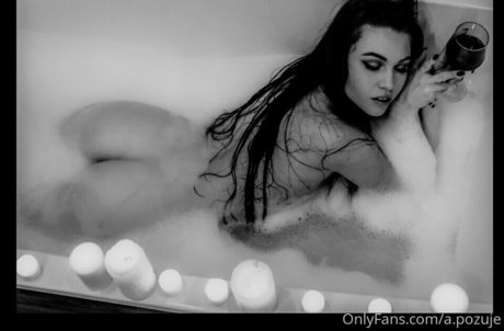 Naken lekkede OnlyFans-bilde av Apozuje
