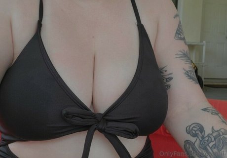 Naakte gelekte OnlyFans-foto van Carmii