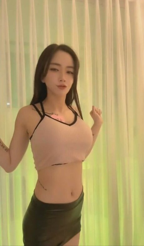 Naakte gelekte OnlyFans-foto van Dj Choi
