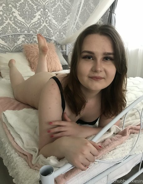 Nahá fotka uniklých OnlyFans od Chubbynixiesin