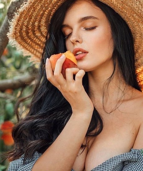 Naken lekkede OnlyFans-bilde av Alina Revolver Production