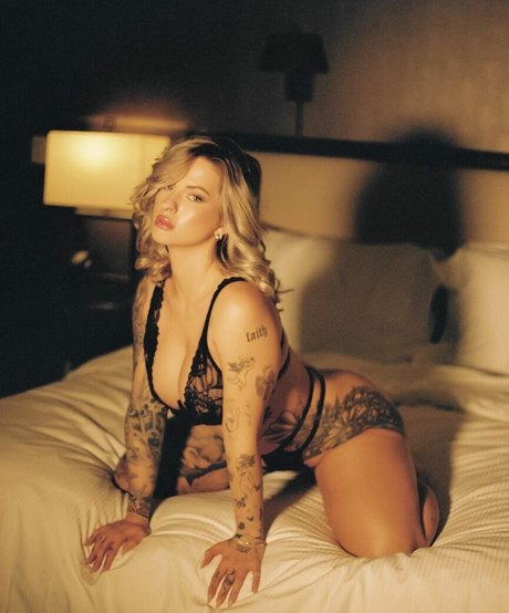 Naakte gelekte OnlyFans-foto van The 21 Laws