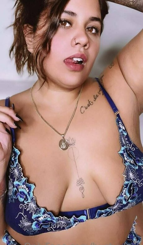 Naken läckt OnlyFans-bild av Bustyyyyy