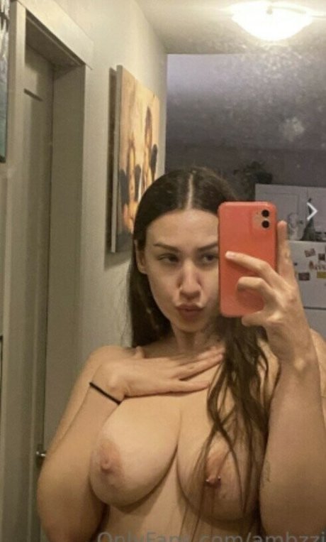 Naakte gelekte OnlyFans-foto van Ambzzzie