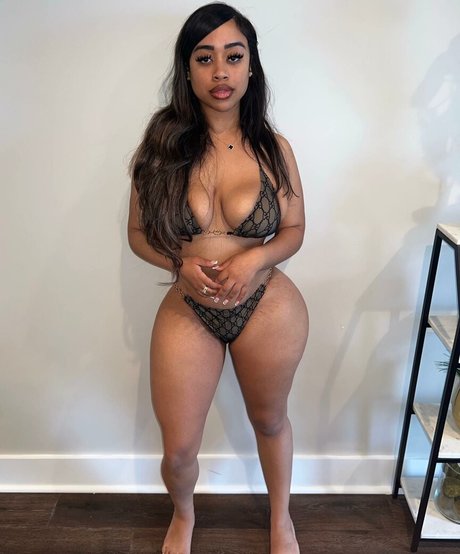 Alaston vuotanut OnlyFans-kuva Nuria Depina