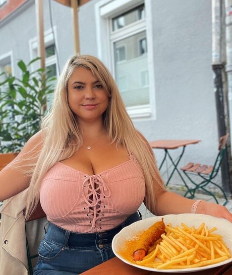 Nahá fotka uniklých OnlyFans od Travelling Hoppy
