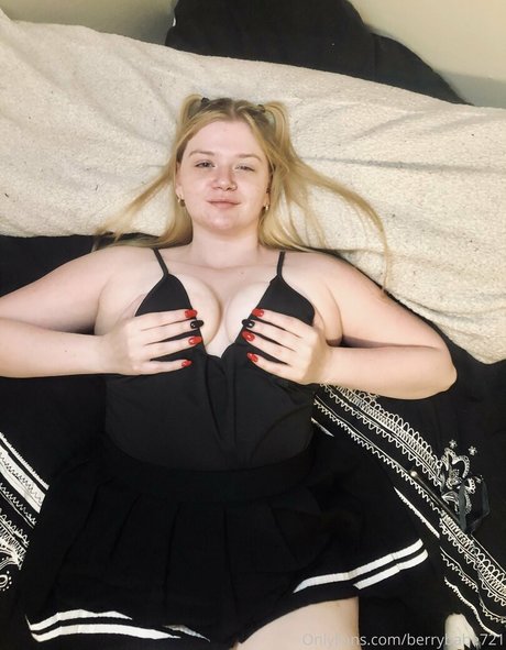 Naken lekkede OnlyFans-bilde av Berrybabe721