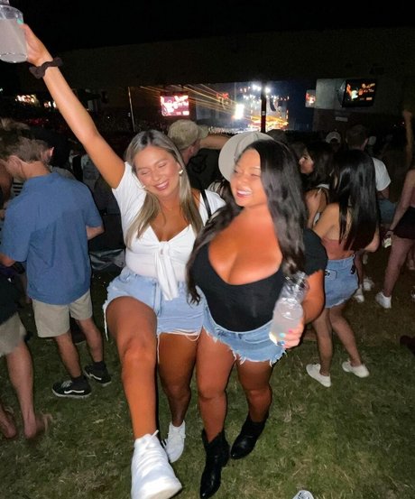 Nahá fotka uniklých OnlyFans od Jenn M