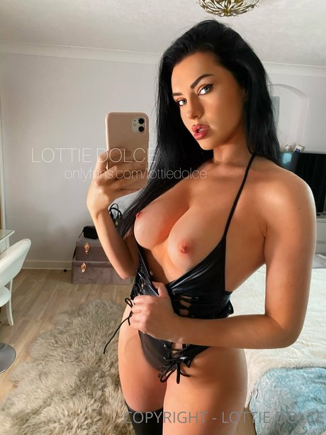 Naken läckt OnlyFans-bild av Lottie Dolce