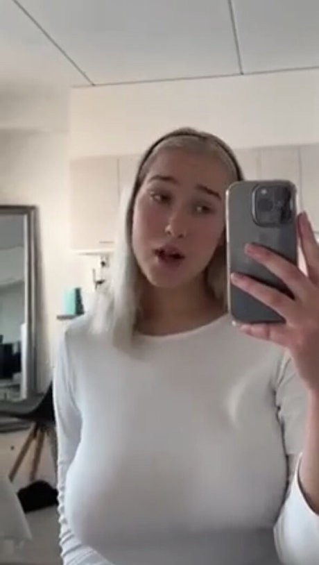 Nahá fotka uniklých OnlyFans od Elina