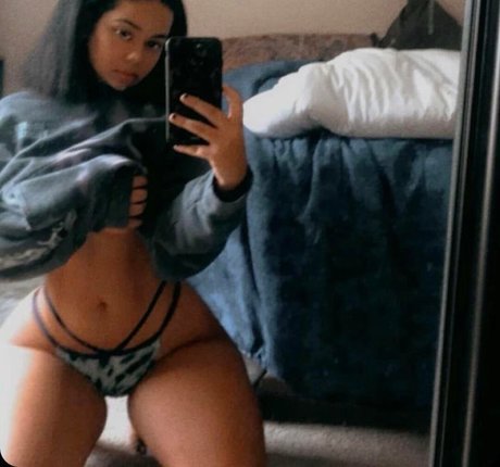 Nahá fotka uniklých OnlyFans od Trappedbydecayingearth