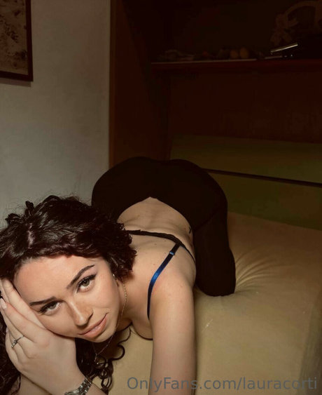 Naken lekkede OnlyFans-bilde av Laura Corti