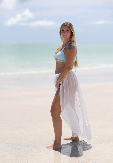 Alaston vuotanut OnlyFans-kuva Hotwifelexilovex