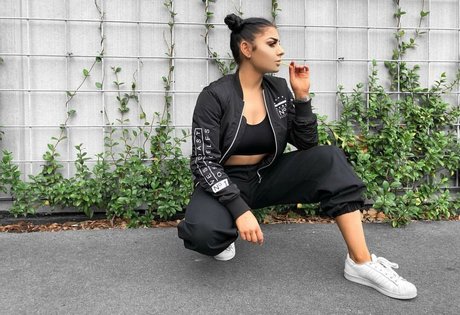 Naken lekkede OnlyFans-bilde av Jesy Lee
