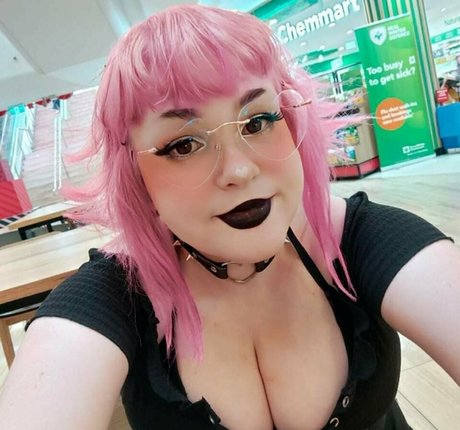 Naken lekkede OnlyFans-bilde av Twistedlittlefree