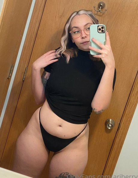 Nahá fotka uniklých OnlyFans od Ariberry